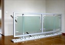 Hekwerk met glas: gepoedercoat staal,gelaagd en gestraald glas