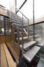 patiowoning voorzien van aanbouw,glazenvloer en trap naar het dakterras