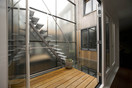 Glazen vloer patiowoning voorzien van aanbouw,glazen vloer ,terras en trap naar het dakterras